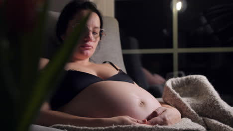 Pregnant-woman-with-evidence-of-the-baby-moving-in-her-belly