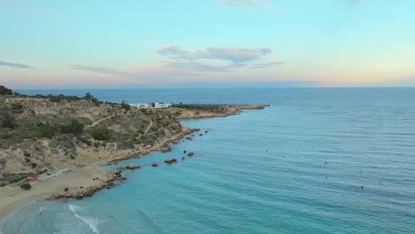 Lebendiger-Abend-In-Paralimni,-Zypern,-Luftaufnahme