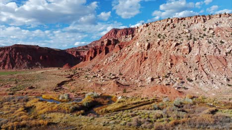 Red-rock-formations-and-river-in-Capitol-Reef-National-Park,-Utah-in-USA