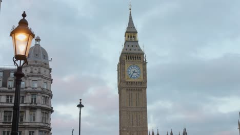Big-Ben-clock-tower-landmark,-city-street-lantern-below,-cloudy-day