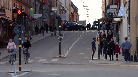 Radfahrer-Und-Fußgänger-Auf-Der-Stockholmer-Straße-Götgatsbacken,-Frühling