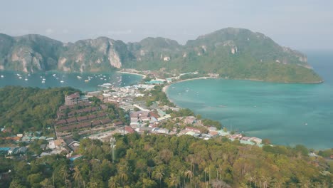 Imágenes-De-Drones-En-Cámara-Lenta-De-La-Aldea-De-Tonsai-En-Las-Islas-Phi-Phi-De-Tailandia