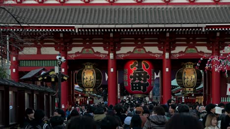 POV-walking-toward-gate-at-famous-Senso-Ji-shrine-with-big-lantern