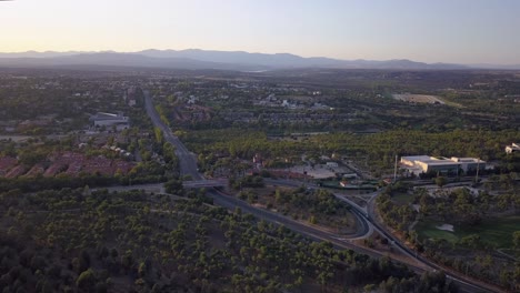 Luftaufnahme-Von-Pozuelo-De-Alarcón-Und-Aravaca-Mit-Der-Sierra-De-Guadarrama-Im-Hintergrund