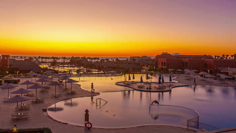 Timelapse-De-Un-Vibrante-Amanecer-En-El-Hotel-Pickalbatros-Laguna-Vista,-En-Sharm-El-Sheikh,-Egipto