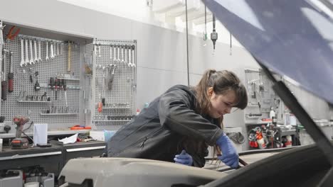 Igualdad-En-La-Industria-Automotriz,-Joven-Técnica-Trabajando-En-Vehículos