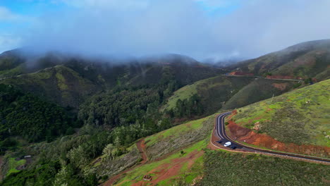 Drohnenaufnahme-Von-Autos,-Die-An-Einem-Aussichtspunkt-Am-Rande-Des-Kalifornischen-Scenic-Highway-Geparkt-Sind