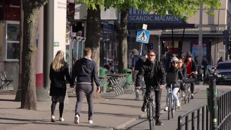 Tráfico-En-Bicicleta,-Patineta-Y-Peatones-En-Estocolmo-Durante-La-Crisis-De-La-Corona