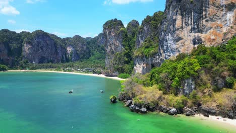 Rocas-Del-Acantilado-En-La-Playa-De-Railay-Krabi-Tailandia