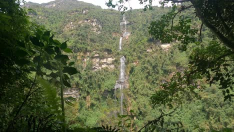 Vorderansicht-Des-Wasserfalls-La-Chorrera-In-Der-Gemeinde-Choachí,-Kolumbien