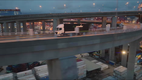 Camión-De-Transporte-Circulando-Por-Una-Carretera-Logística-Elevada-Encima-De-Las-Operaciones-De-Contenedores-De-Hong-Kong