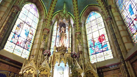Glasmalerei-Und-Gewölbedecke-Einer-Historischen-Kathedrale-In-Quito,-Ecuador,-Präsentiert-Kunst-Und-Architektur