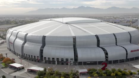 State-Farm-Stadium,-Heimstadion-Der-Arizona-Cardinals-National-Football-League-Mannschaft-In-Glendale,-Arizona,-Mit-Nahaufnahme-Per-Drohnenvideo