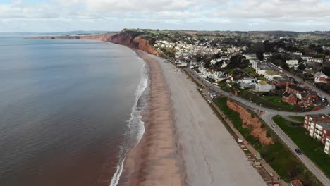 Toma-Aérea-De-La-Playa-De-Budleigh-Salterton-En-Devon,-Inglaterra,-En-Un-Día-Tranquilo-Y-Soleado