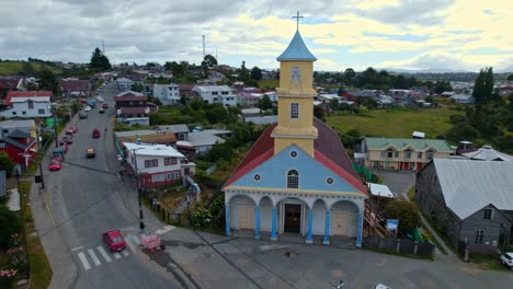 Dolly-Im-Überflug-Der-UNESCO-Weltkulturerbe-Kirche-Von-Chonchi-In-Chiloé,-Chile