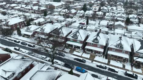 Vuelo-Cinematográfico-De-Drones-Sobre-Un-Pueblo-Americano-Cubierto-De-Nieve-Después-De-Una-Tormenta-De-Nieve-Por-La-Noche