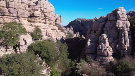 Luftaufnahme-Mit-Dolly-Zwischen-Den-Felsformationen-Im-Naturschutzgebiet-El-Torcal-De-Antequera,-Malaga,-Andalusien,-Spanien
