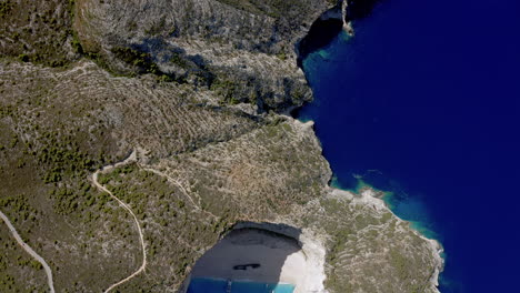 Aérea:-De-Arriba-Hacia-Abajo,-Muestra-Una-Toma-De-La-Playa-De-Navagio-En-Zakynthos,-Grecia.