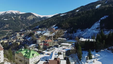 Pintoresco-Pueblo-De-Montaña-Alpina-Con-Iglesia-En-La-Nieve-Del-Invierno,-Austria