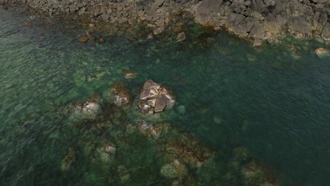 Draufsicht-Auf-Felsen-Im-Flachen-Grünen-Wasser-Auf-Der-Insel-Moresby,-Kanada,-Von-Einer-Drohne-Aus