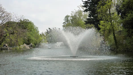 Laghetto-dei-Giardini-Margherita-pond-with-water-fountains-in-slow-motion