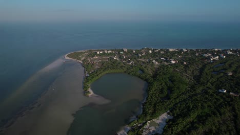 Eine-Drohnenaufnahme-über-Holbox,-Mexiko,-Zeigt-üppige-Wälder-Am-Meer,-Unberührte-Strände-Und-Türkisfarbenes-Wasser,-Das-Mit-Dem-Himmel-Verschmilzt