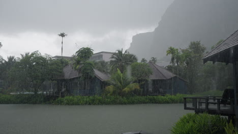 Lluvias-En-Krabi,-Tailandia,-Durante-La-Temporada-De-Lluvias-Tropicales,-Que-Muestran-Los-Exuberantes-Paisajes-Del-Sudeste-Asiático.