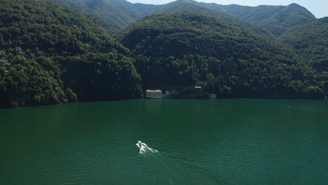 Schnellboot-Kreuzfahrt-Auf-Dem-Comer-See-Mit-üppigen-Grünen-Hügeln-Und-Klarem-Wasser,-Ossuccio,-Italien,-Sonniger-Tag