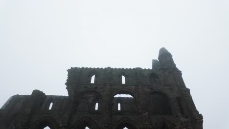 Whitby-Abby-Ist-Heute-Verfallen-Und-Früher-Eine-Benediktinerabtei-Und-Liegt-Mit-Blick-Auf-Das-Meer-An-Der-Ostküste-Englands