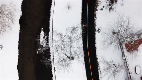 Eine-Luftaufnahme-Von-Oben-Auf-Einen-Schneebedeckten-Park-An-Einem-Wintertag