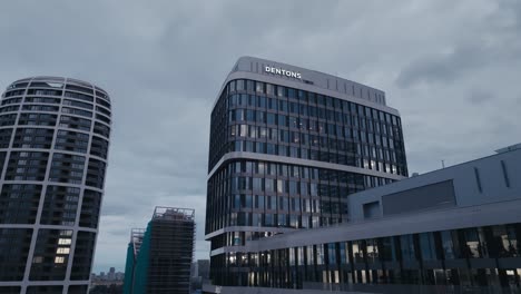 Luftaufnahme-Eines-Modernen-Bürogebäudes-Mit-Großen-Fenstern-In-Der-Abenddämmerung
