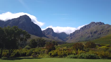 Pan-De-Montañas-Y-Grandes-Viñedos-En-Un-Día-Soleado-En-Sudáfrica