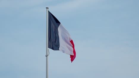 In-Zeitlupe-Flattert-Die-Französische-Flagge-Elegant-Im-Wind