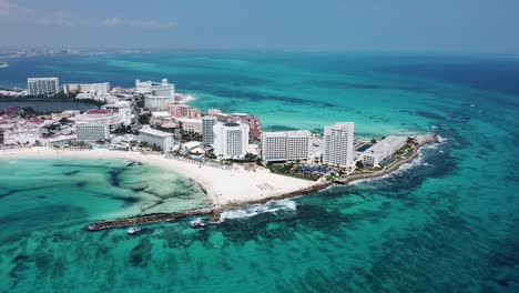 Cancun-coastline-with-resorts-and-turquoise-sea,-aerial-view