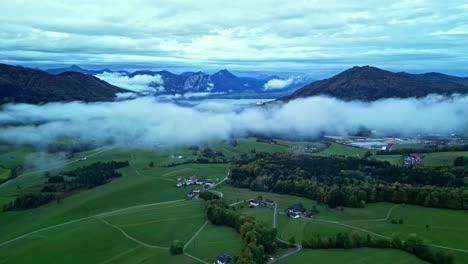 Neblige-Berglandschaft-Mit-Luftaufnahme-In-üppiger-Grüner-Umgebung-In-Europa
