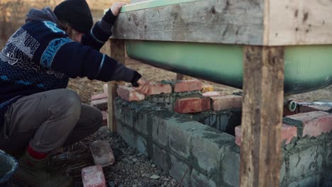 El-Hombre-Está-Empleando-Cemento-Para-Anclar-Los-Ladrillos-Debajo-Del-Jacuzzi-De-Bricolaje---Timelapse