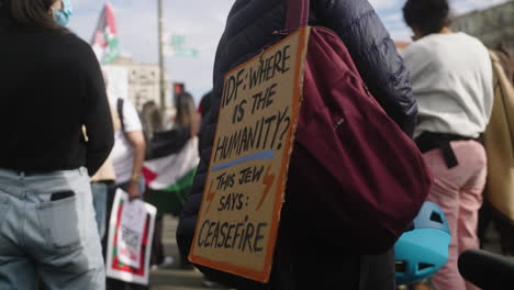 Un-Cartel-De-Cartón-Que-Muestra-El-Apoyo-Judío-En-Una-Protesta-Pro-Palestina.