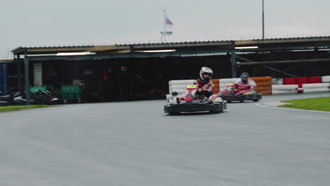 Conductor-De-Kart-Dirigiéndose-Hacia-El-Punto-De-Corte-De-La-Curva-Para-Mantener-La-Velocidad-En-La-Pista