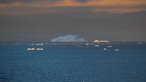 Icebergs-En-La-Antártida-Con-Nubes-Coloridas-Durante-El-Atardecer