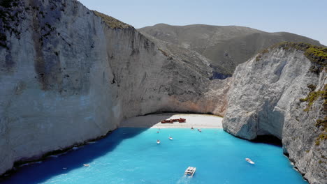 Antena:-Bahía-De-Navagio-Y-Playa-De-Naufragios-En-Zakynthos,-Grecia-En-Verano