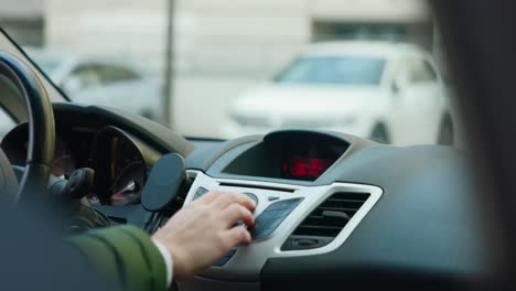 Fahrer-Drückt-Tasten-Auf-Der-Mittelkonsole-Innerhalb-Der-Karte