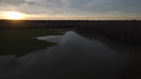 Sonnenuntergang-über-Dem-Loosahatchie-River-Mit-Reflektierendem-Wasser,-Ruhiger-Landschaft,-Luftaufnahme