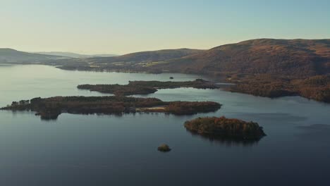 Wunderschöne-Inseln-Im-See-Loch-Lomond-Und-Im-Trossachs-Nationalpark-Aus-Einer-Luftdrohne-Im-Herbst-In-Schottland