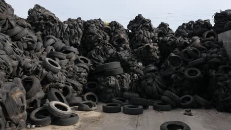 Viele-Reifen-Für-Das-Recycling-Gelagert