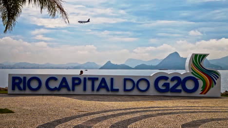 Señalización-G2o,-Pan-De-Azúcar-Al-Fondo,-Símbolo-Icónico-De-Río-De-Janeiro