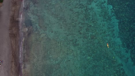 Luftdrohnenvideo-Von-Touristen,-Die-In-Einem-Farbenfrohen-Kajak-In-Einem-Tropischen,-Exotischen-Hawaiianischen-Reiseziel-Mit-Türkisfarbener,-Ruhiger-Meeresoberfläche-Rudern