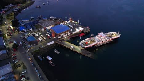 Drohnenaufnahme-Einer-Autofähre,-Die-Im-Hafen-Von-Castro-Angedockt-Ist,-Abend-In-Chiloé,-Chile