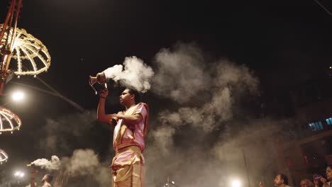 Hindu-Priester-Führen-Aarti-Durch-Und-Pilger-Beobachten-Den-Varanasi-Ghat-In-Indien