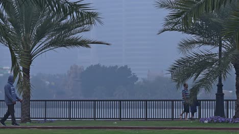 Am-24.-Februar-2024-Machen-Die-Bewohner-An-Einem-Nebligen-Wintermorgen-Einen-Spaziergang-Entlang-Der-Küste-Von-Sharjah-In-Den-Vereinigten-Arabischen-Emiraten