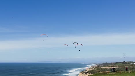 Lots-of-Para-gliders-flying-along-the-coast-on-a-beautiful-sunny-day-at-Torrey-Pines-Gliderport-in-La-Jolla,-California